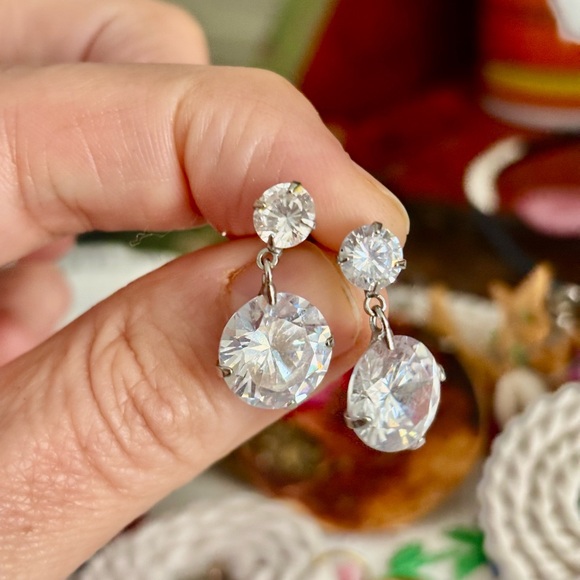 Estate sale vintage Crystal Drop Dangle Earrings - Clear Silver Tone - Picture 2 of 3